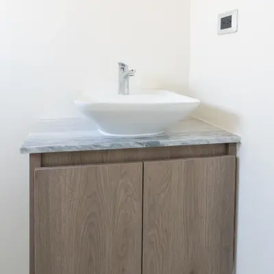 Muebles y grifería de baño en cromo pulido