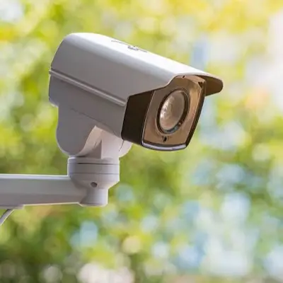 Cámara de vigilancia tipo bala en el acceso