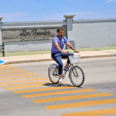 Ciclista cruzando el paso marcado de la calle