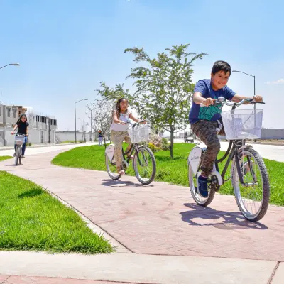 Familia pedaleando en la ciclovía de la colonia