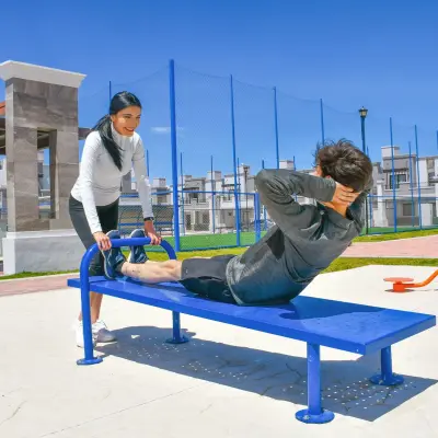Gimnasio al aire libre con aparatos de exterior y banca